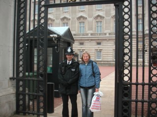 С Бобби перед Букингемским дворцом